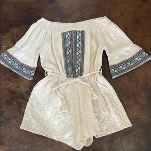Women’s boutique romper cream colored Aztec western style western size Large